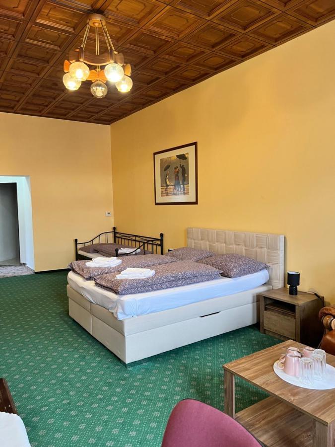Hotel Maxim Фридек-Мистек Экстерьер фото