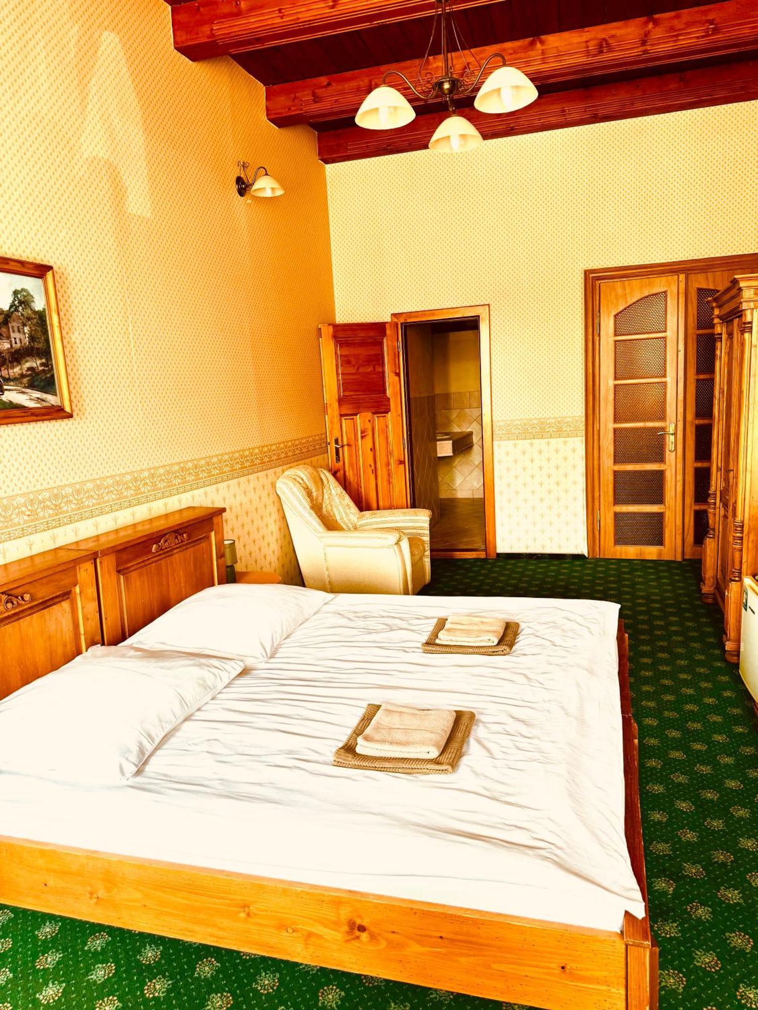 Hotel Maxim Фридек-Мистек Экстерьер фото